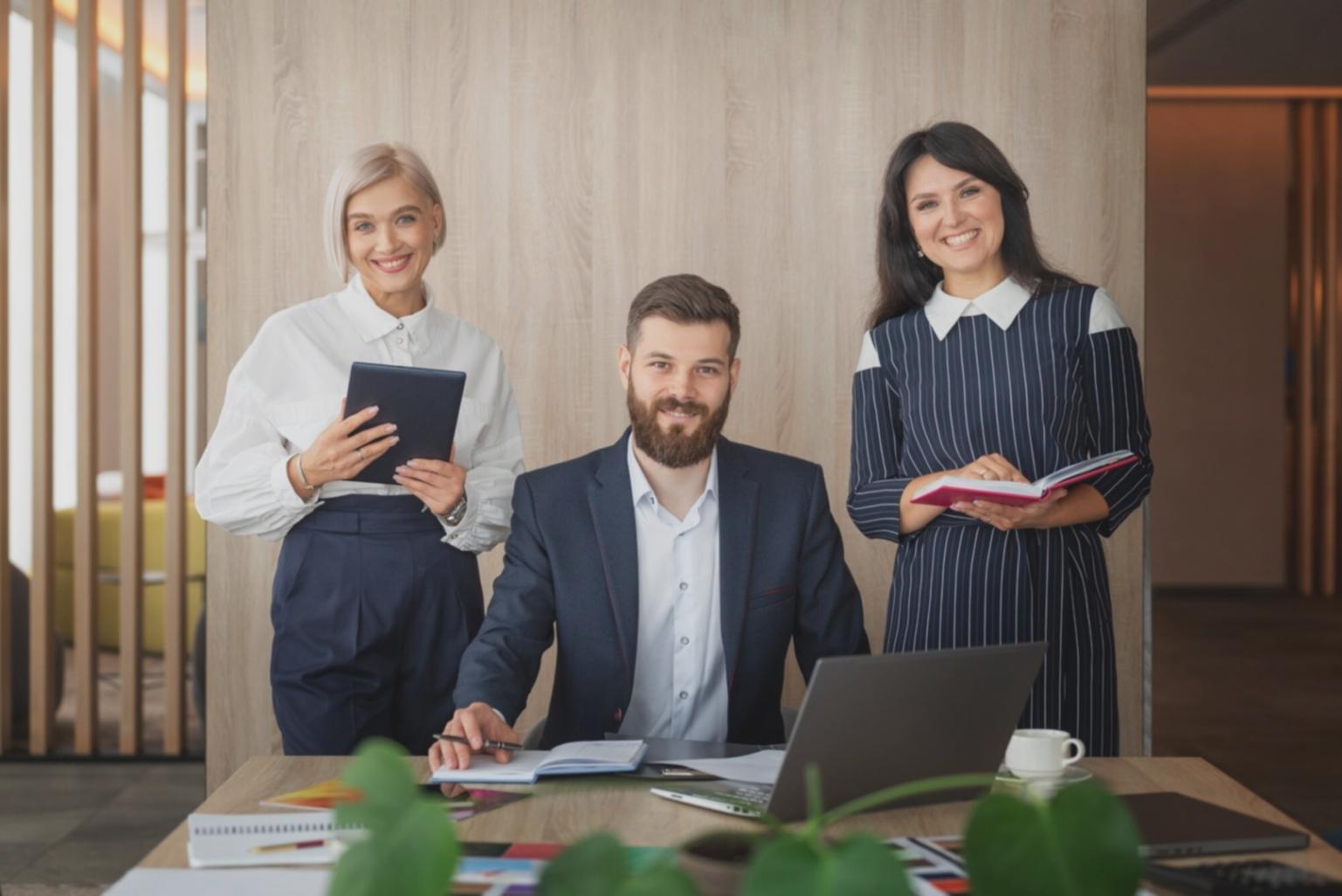 Equipo de droxenaliva trabajando en estrategias financieras
